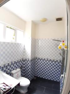 富国Sweethome Resort & Spa Phú Quốc的浴室铺有蓝色和白色的格子瓷砖