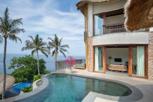 圣吉吉Kalandara Resort Lombok的一座带游泳池和大海的别墅