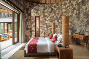 圣吉吉Kalandara Resort Lombok的卧室配有一张床