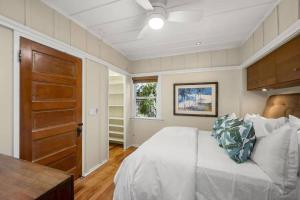 圣地亚哥Cute Hillcrest cottage的卧室配有白色的床和木门