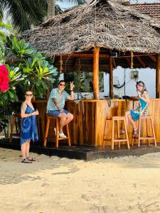 阿鲁甘湾Lucky Bay的一群人坐在海滩上的酒吧里