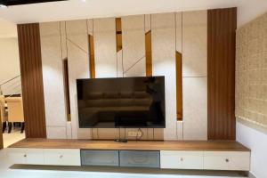 海得拉巴Brand New Luxurious Independent Villa的客厅配有大屏幕电视