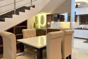 海得拉巴Brand New Luxurious Independent Villa的厨房以及带桌椅的用餐室。