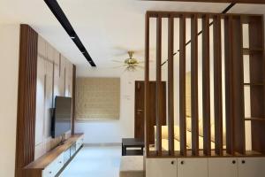 海得拉巴Brand New Luxurious Independent Villa的客厅配有吊扇和电视。