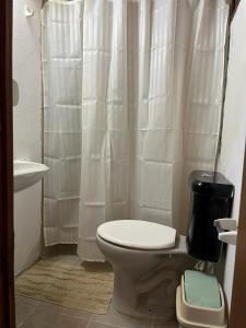 Treinta y Tres0 es 3 Dos的浴室设有卫生间和白色的淋浴帘