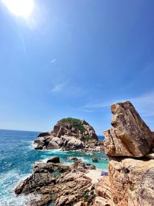 永熙THUẬN VƯƠNG Homestay的享有海洋岩石岛的景致
