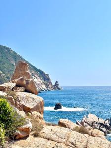 永熙THUẬN VƯƠNG Homestay的岩石海滩上的海景