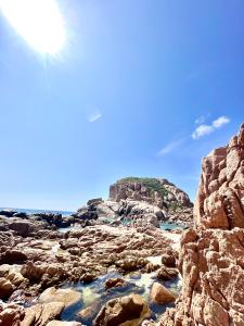 永熙THUẬN VƯƠNG Homestay的享有岩石海滩和天空的阳光