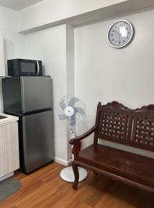 马尼拉Azure Staycation Place的厨房配有冰箱和墙上的时钟