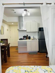 马尼拉Azure Staycation Place的厨房配有柜台和冰箱。