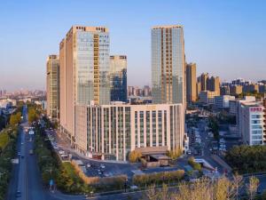 济南Jinan Ziyue Meixiu Hotel的城市天际线,高楼和马路