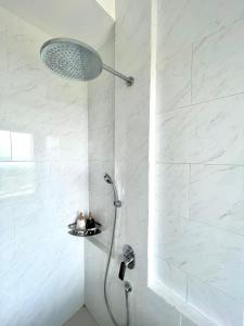 BlimbingManca Kemetug的浴室内配有淋浴和头顶淋浴