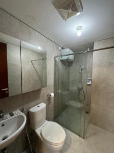 巴淡岛中心Pollux High Rise Apartments at Batam Center with Netflix by MESA的带淋浴、卫生间和盥洗盆的浴室