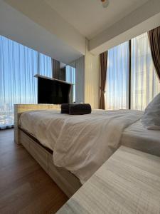 巴淡岛中心Pollux High Rise Apartments at Batam Center with Netflix by MESA的一间卧室设有一张大床和大窗户