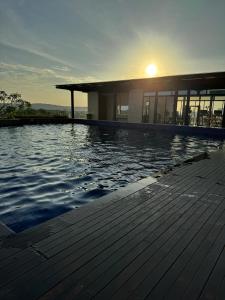 巴淡岛中心Pollux High Rise Apartments at Batam Center with Netflix by MESA的一座带游泳池的建筑,享有阳光