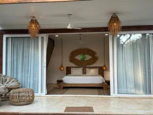 戈阿韦尔哈Thalassa Beach Boutique Resort的一间卧室设有一张床和一个大窗户