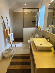戈阿韦尔哈Thalassa Beach Boutique Resort的一间带水槽、卫生间和镜子的浴室