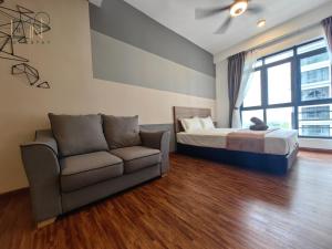 哥打京那巴鲁K Avenue Modern Style Studio (5 Mins to Airport)的一间卧室配有一张床、一张沙发和一个窗口