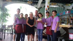 富国Sweethome Resort & Spa Phú Quốc的一群人用蛋糕来拍照