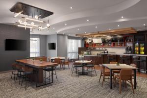 米西索加密西沙加机场企业中心西万怡酒店的一间带桌椅的餐厅和一间厨房