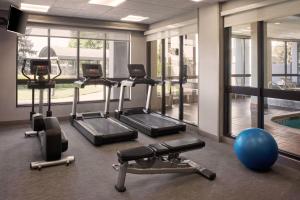 米西索加密西沙加机场企业中心西万怡酒店的健身房设有有氧运动器材和游泳池