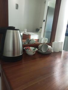 尼甘布Negombo Royal Villa by Hotel Oviniru的餐桌,带咖啡壶和盘子