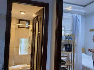 岘港Lu Peaceful Homestay的带淋浴和卫生间的浴室。