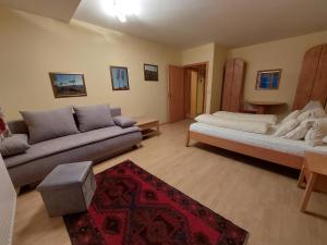 韦因地区拉奇Anna's Home - Ferienwohnungen的客厅配有两张沙发和一张沙发