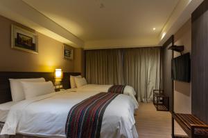 台南皇宾大饭店的酒店客房设有两张床和一台平面电视。