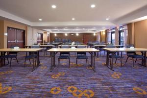 卡斯珀卡斯珀万怡酒店的一间会议室,配有桌椅,铺着地毯