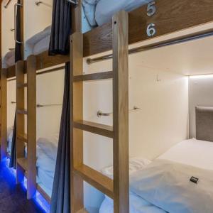 迪拜UAE Capsule Hostel 5 min Walkable from Sharaf DG Metro的客房内的双层床,带梯子