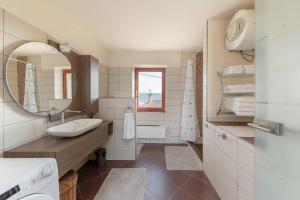 科佩尔Istrian House La Bora的一间带水槽和镜子的浴室