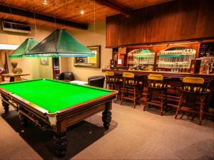 纽卡斯尔Pheasant's Rest Guest House的带酒吧的客房内的台球桌