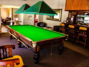 纽卡斯尔Pheasant's Rest Guest House的绿色客房内的台球桌