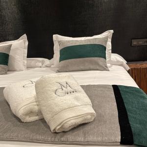 坎加斯-德奥尼斯Hotel Mirador de la Cepada的一张带两张毯子和枕头的床