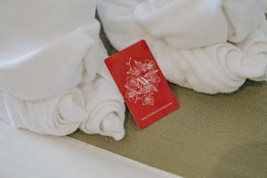 北碧米塔潘酒店的白色毛巾旁边的红色护照