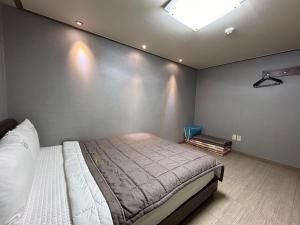 巨济Vision motel的卧室配有一张床