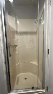 基督城Samhil Motor Lodge的浴室里设有玻璃门淋浴