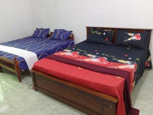 贾夫纳Nallur Mylooran Arangam的两张睡床彼此相邻,位于一个房间里