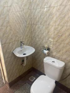 卡巴莱Kabale town flat的浴室配有白色卫生间和盥洗盆。
