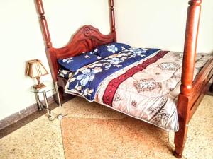 卡巴莱Kabale town flat的一间卧室配有一张木架床