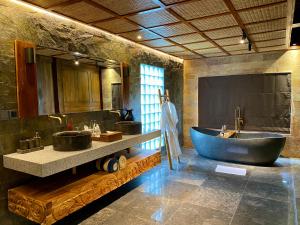 希德门阿扁阿玉别墅酒店的一间带两个盥洗盆和大浴缸的浴室