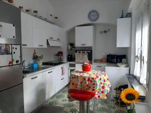 基亚瓦里Casa Brunette的厨房里配有一张桌子,上面有红苹果