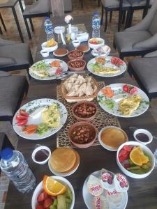 开罗Holy Sheet Plus的餐桌上放着食物和碗