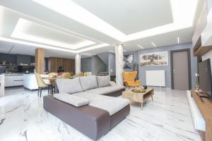 康托卡利Ulivi Verdi Villa的客厅配有沙发和桌子