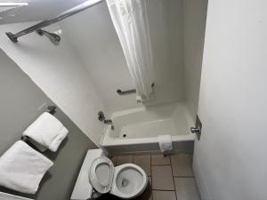 曼彻斯特Southern Inn的一间带卫生间和浴缸的浴室