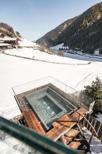 欧缇莫沃尔特霍夫酒店的雪覆盖的斜坡上的一个游泳池