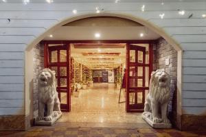 古瓦哈提Parnil Palace的走廊上两座北极熊雕像