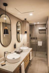 长滩岛Mandarin Nest Boracay的浴室设有2个水槽、两面镜子和淋浴