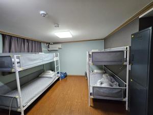 首尔Y's house的一间设有两张双层床的客房